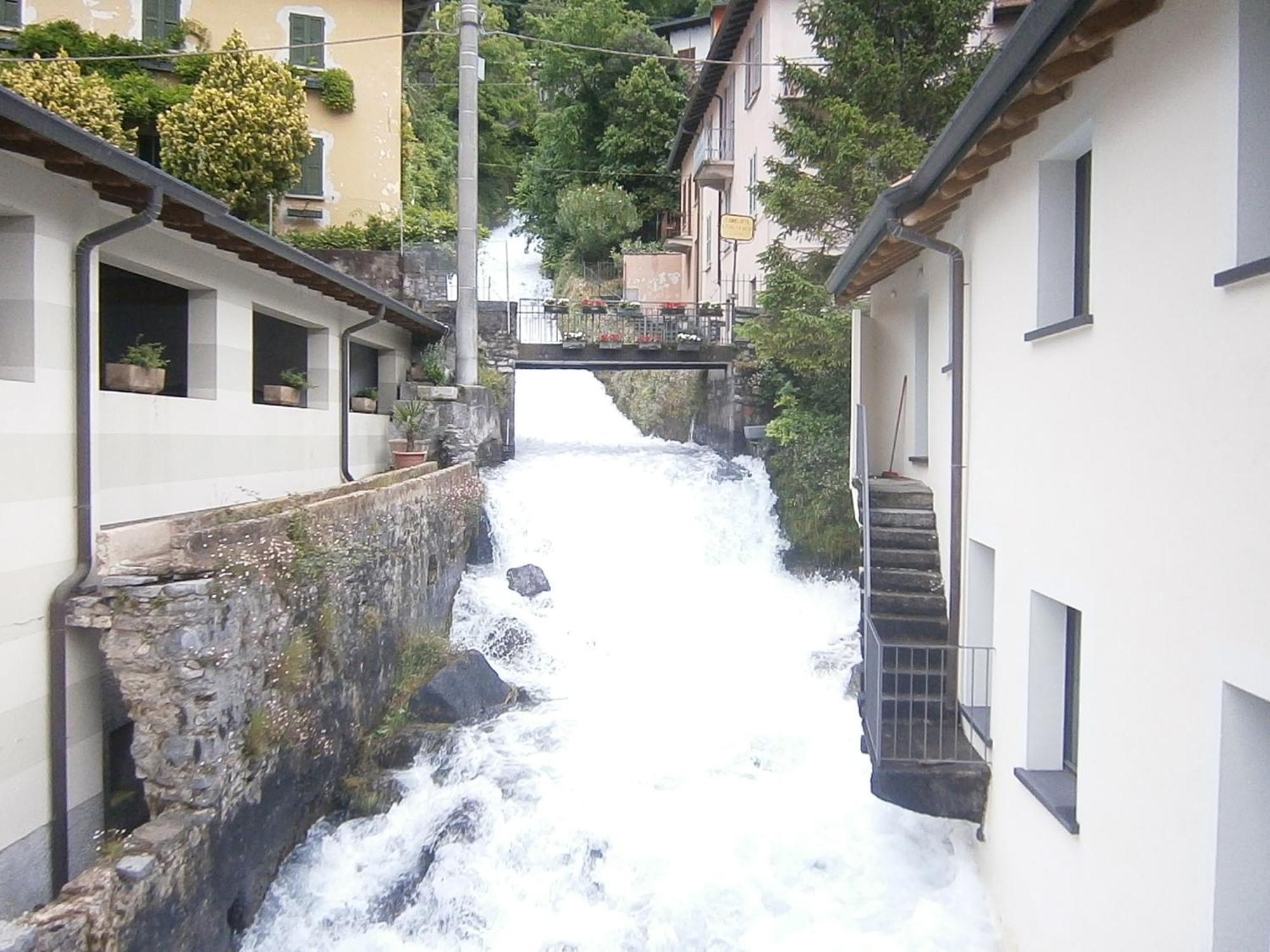 Casa In Riva Al Lago Варенна Экстерьер фото